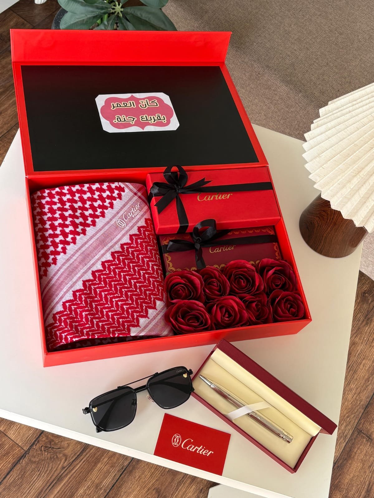 بوكس هدايا رجالي فاخر | شماغ، قلم، نظارة وورد فاخرة