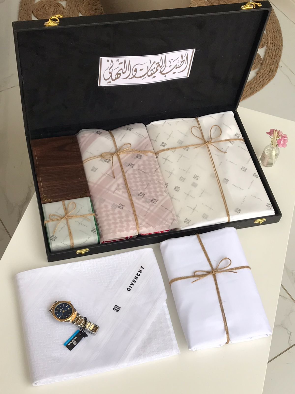 بوكس هدية تخرج رجالي فاخر جفنشي شماغ وساعة مع مبخرة