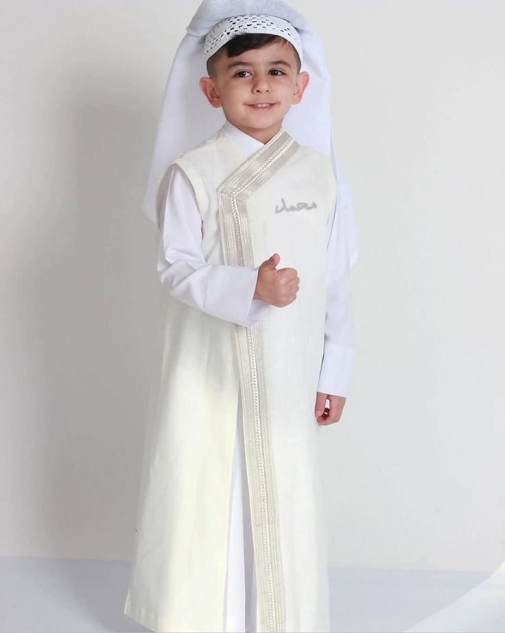 دقلة أطفال أوف وايت بالاسم | زي عيد أطفال فاخر مطرز حسب الطلب