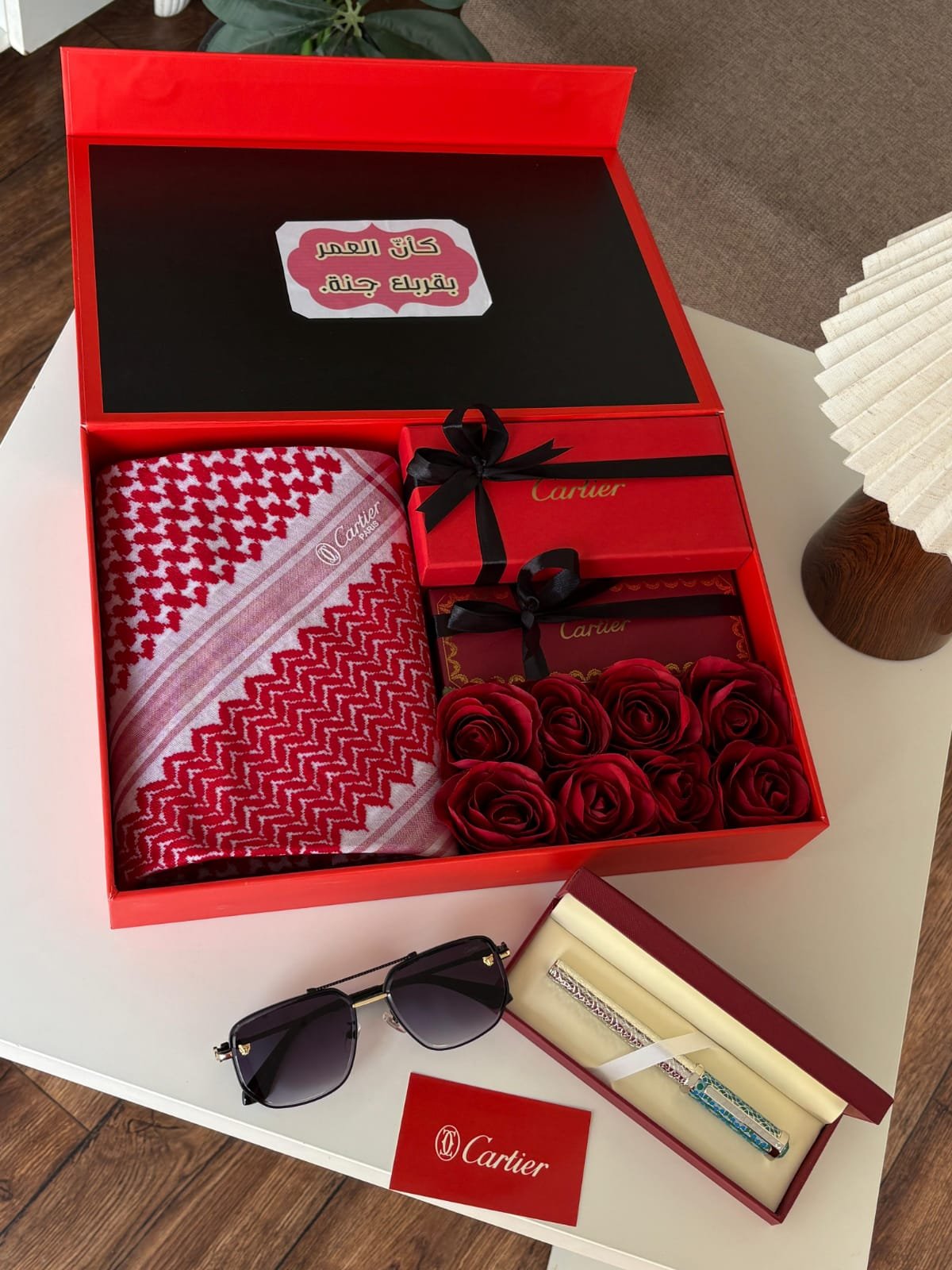 بوكس هدايا رجالي فاخر | شماغ، قلم، نظارة وورد فاخرة