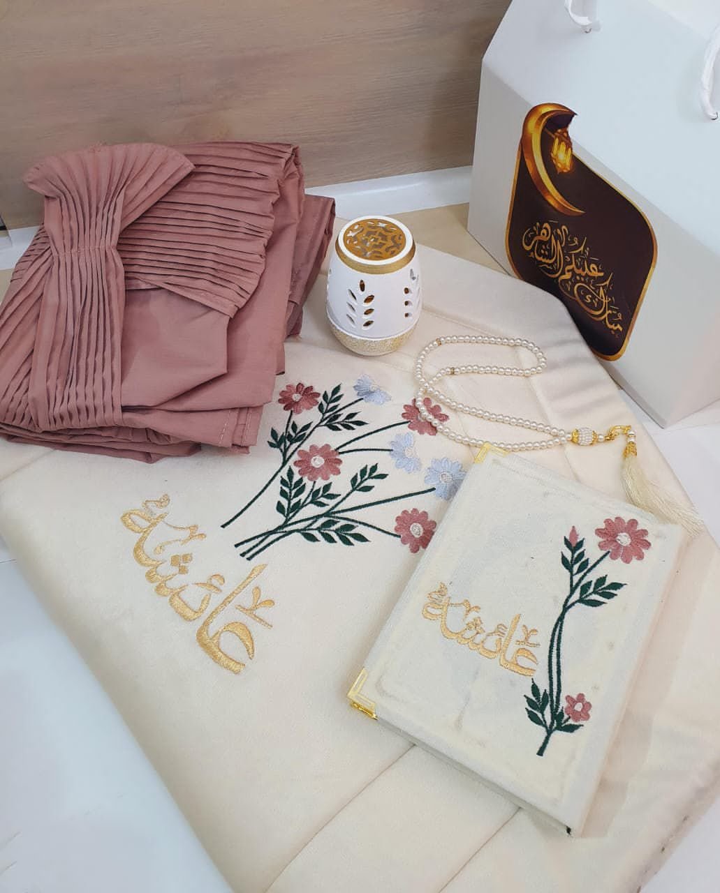 بوكس هدية رمضانية نسائية بالاسم – سجادة مخمل ومصحف مطرز