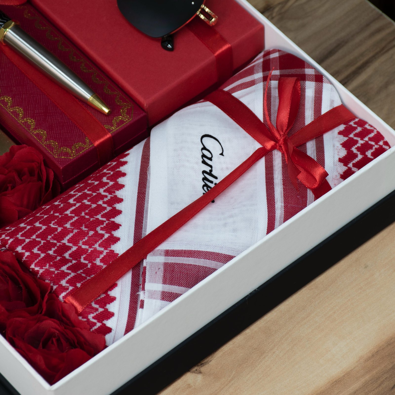 بوكس هدية رجالية فخم متكامل – شماغ أنيق وعطر رجالي ونظارة شمسية وقلم فاخر بتغليف راقٍ