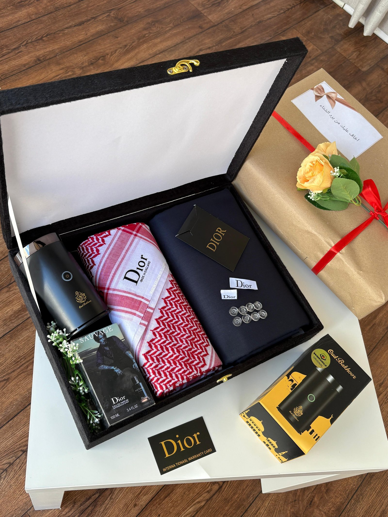 بوكس هدية رجالي ديور | شماغ فاخر + عطر ديور + مبخرة إلكترونية