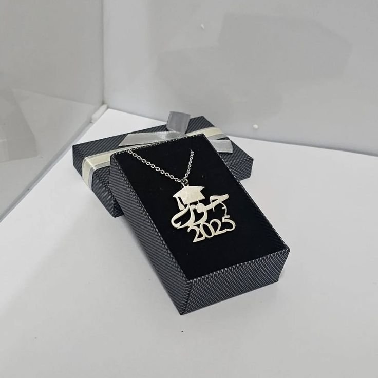 سلسال تخرج بالاسم 2026 مع قبعة التخرج