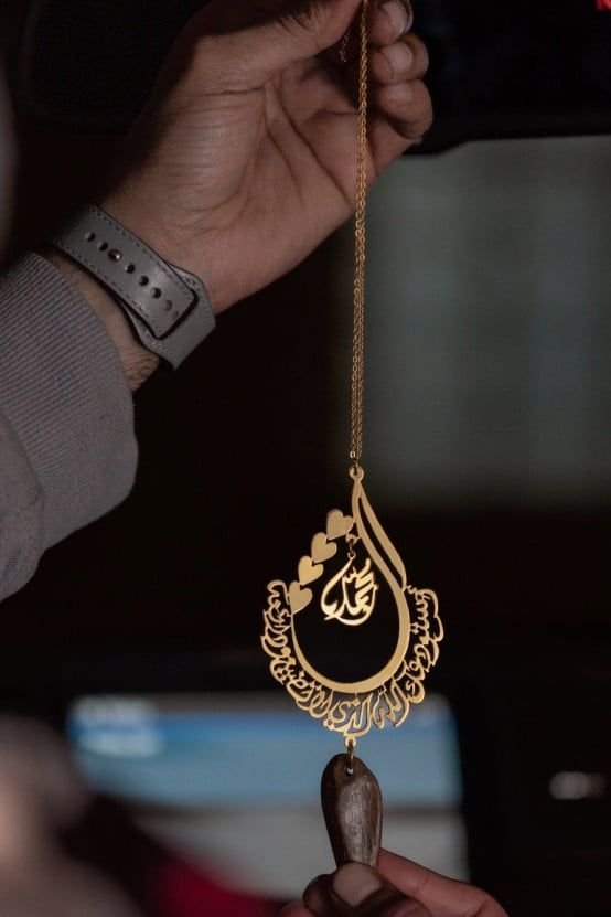 تعليقة سيارة استودعتك الله بالاسم تصميم قطرة مع كسرت عود