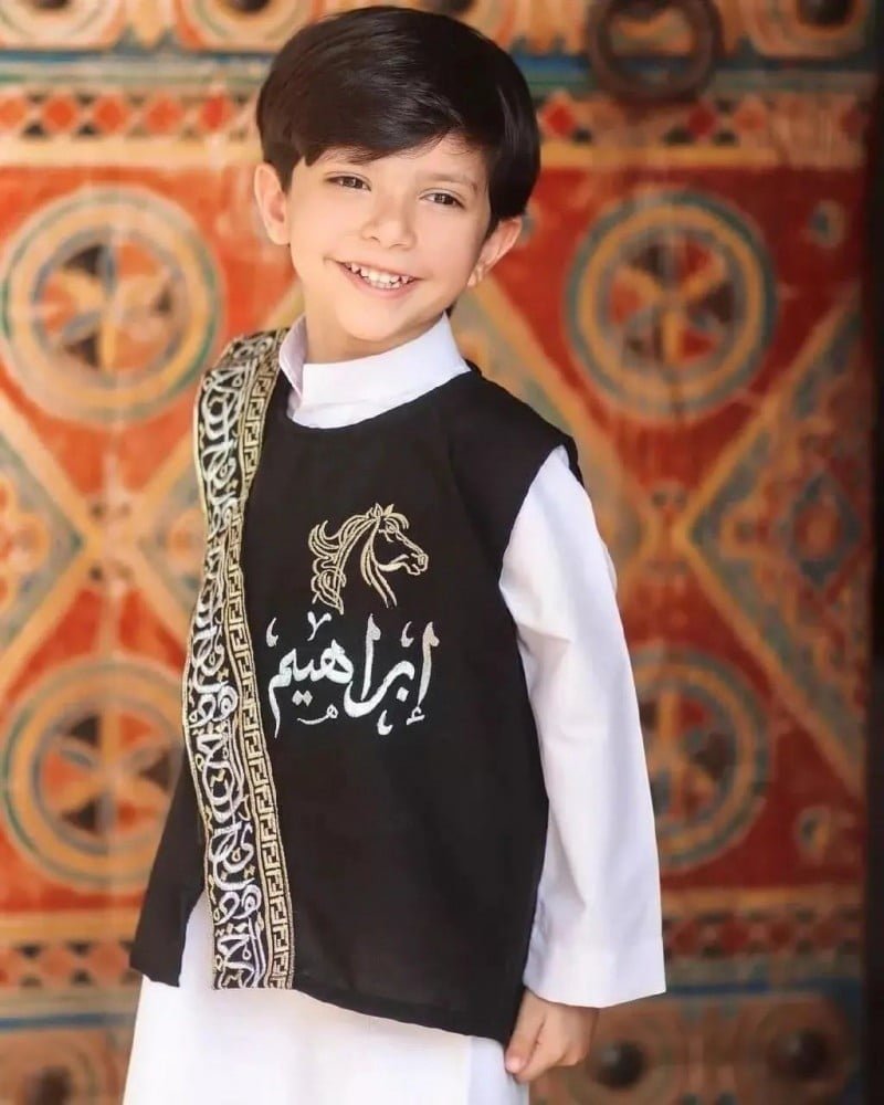 سديري أطفال فاخر بالاسم مع تطريز الخيل