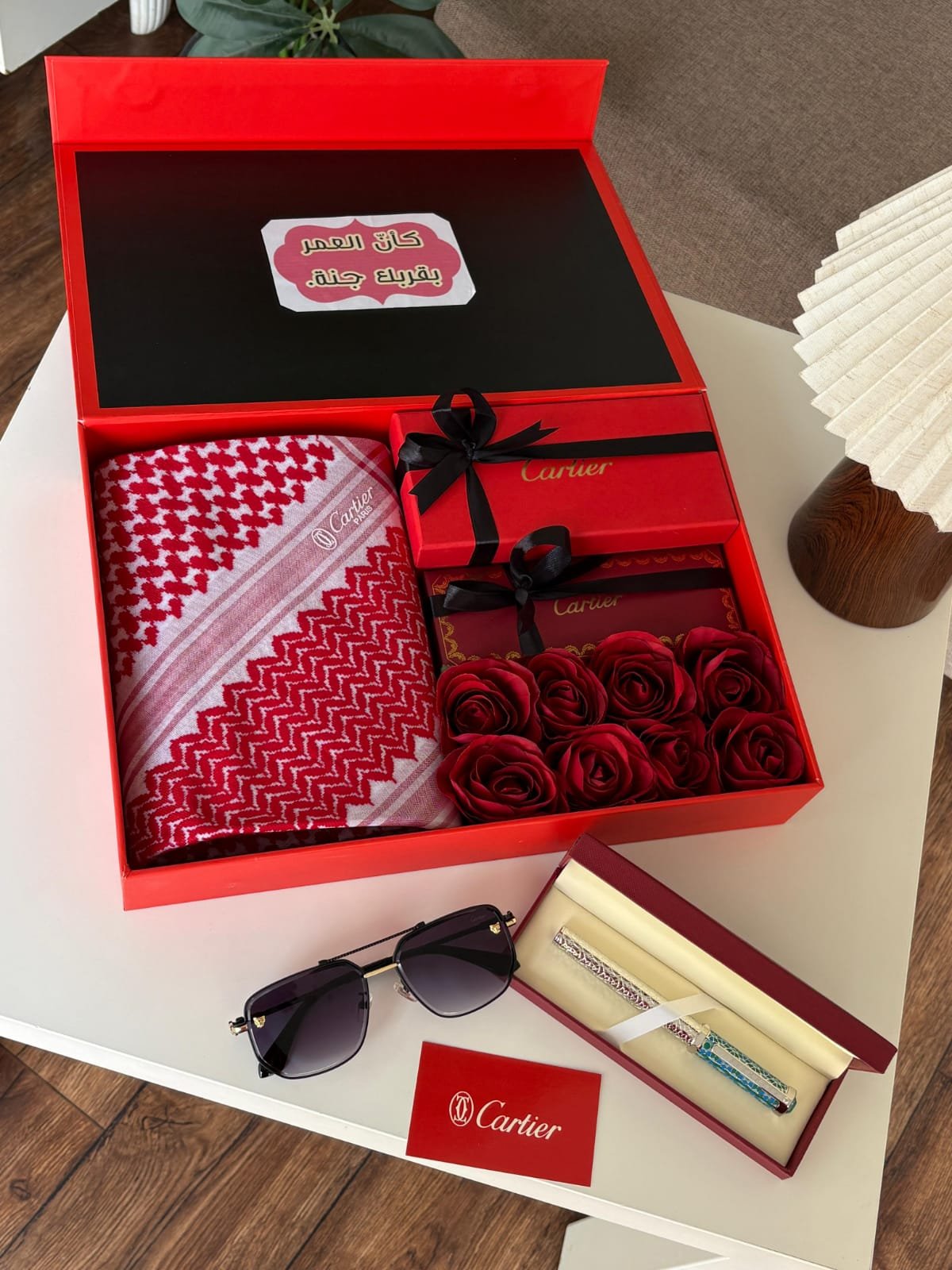 بوكس هدايا رجالي فاخر | شماغ، قلم، نظارة وورد فاخرة