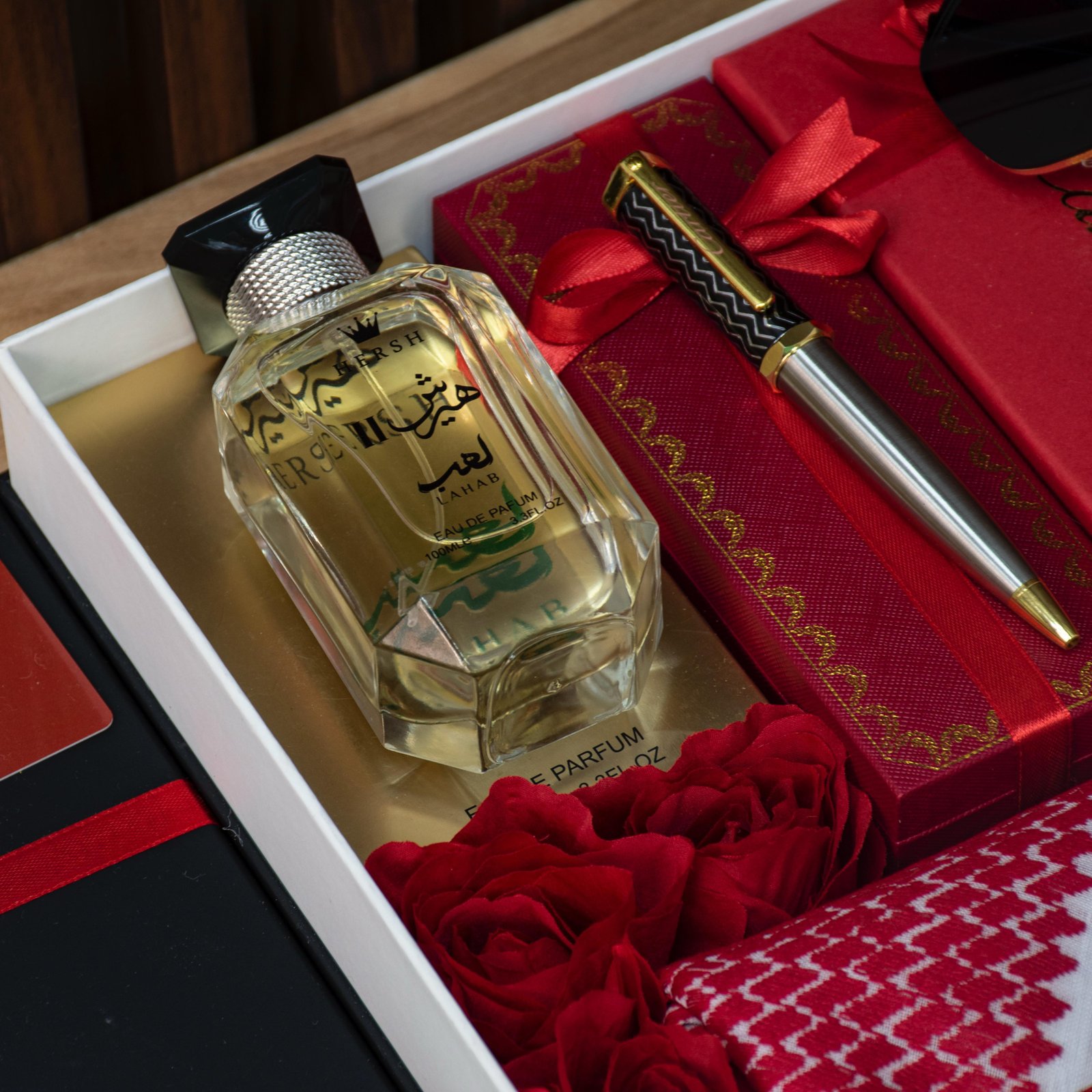 بوكس هدية رجالية فخم متكامل – شماغ أنيق وعطر رجالي ونظارة شمسية وقلم فاخر بتغليف راقٍ