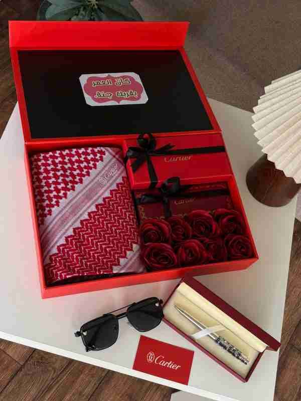 بوكس هدايا رجالي فاخر | شماغ، قلم، نظارة وورد فاخرة
