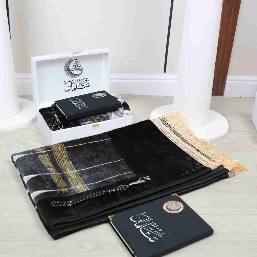 طقم صلاة فاخر  أنيق | سجادة مخملية، مصحف، سبحة وتغليف راقٍ