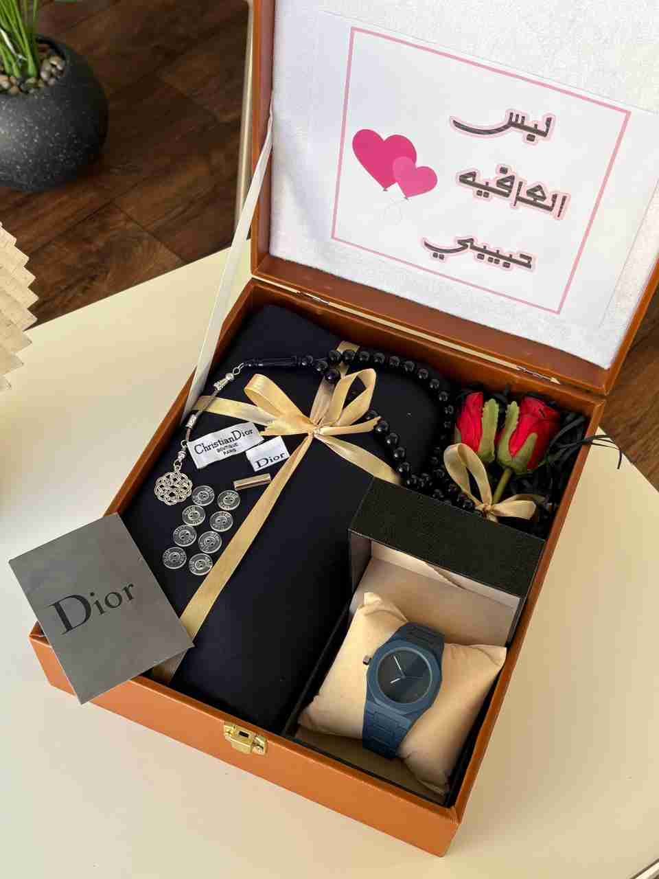بوكس هدايا رجالي فاخر للعيد – قماش ديور مع ساعة وسبحة