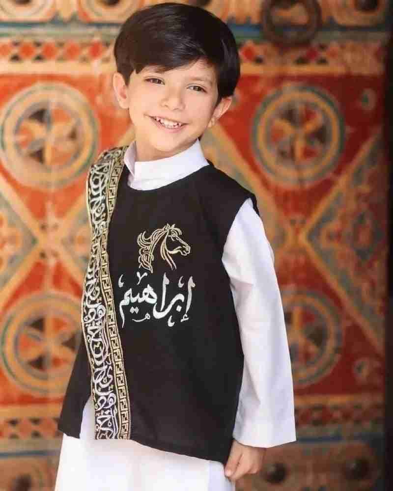 سديري أطفال فاخر بالاسم مع تطريز الخيل